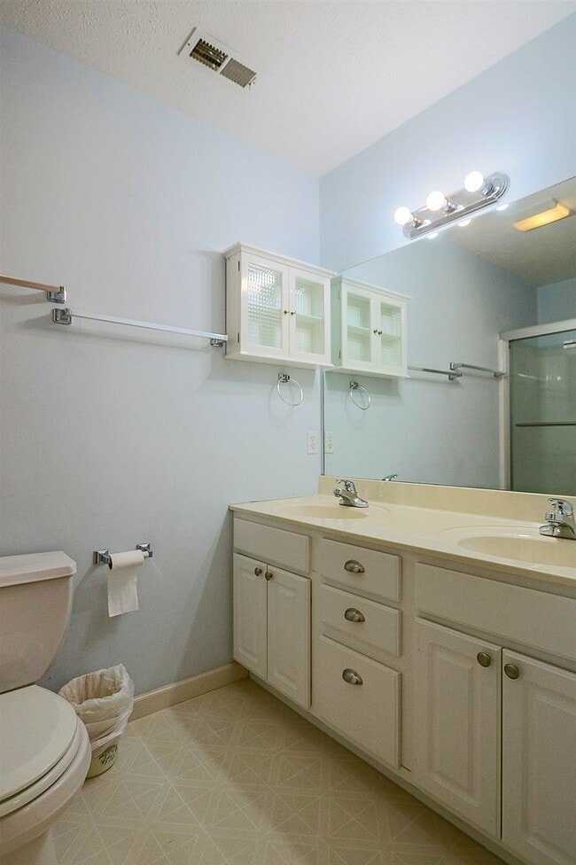 Building Photo - 2623 E Oaklawn Ct