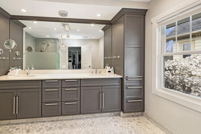 Building Photo - 4445 N Frederick Ave