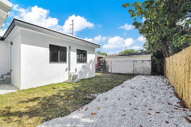Building Photo - 3040 NW 13th Ave
