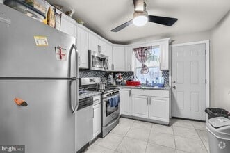 Building Photo - 443 Emily St