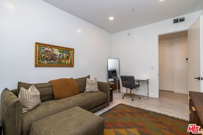 Building Photo - 137 N Doheny Dr