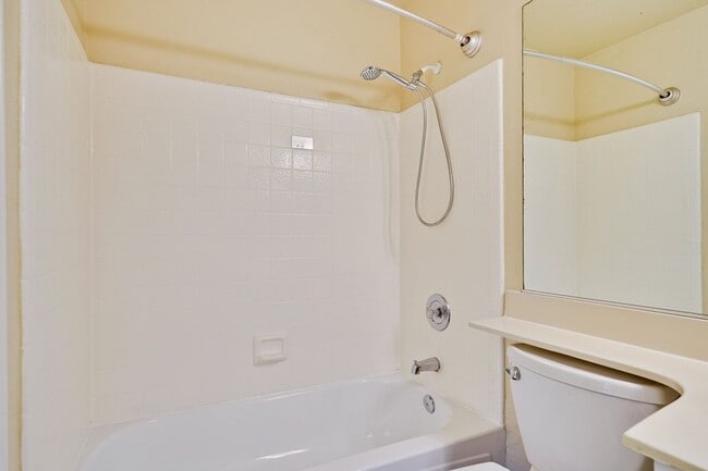 Building Photo - Cute One Bedroom Condo with Central AC and Heat.