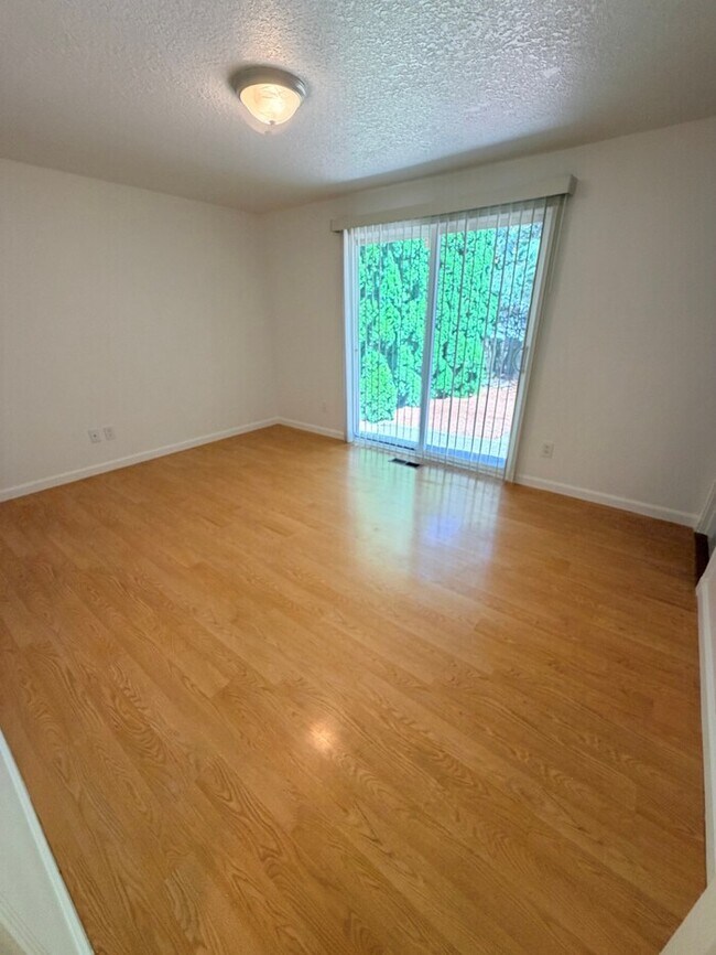 Building Photo - Spacious West Linn Ranch with Multiple Living Spaces, Large Fenced Backyard & Landscaping Included!