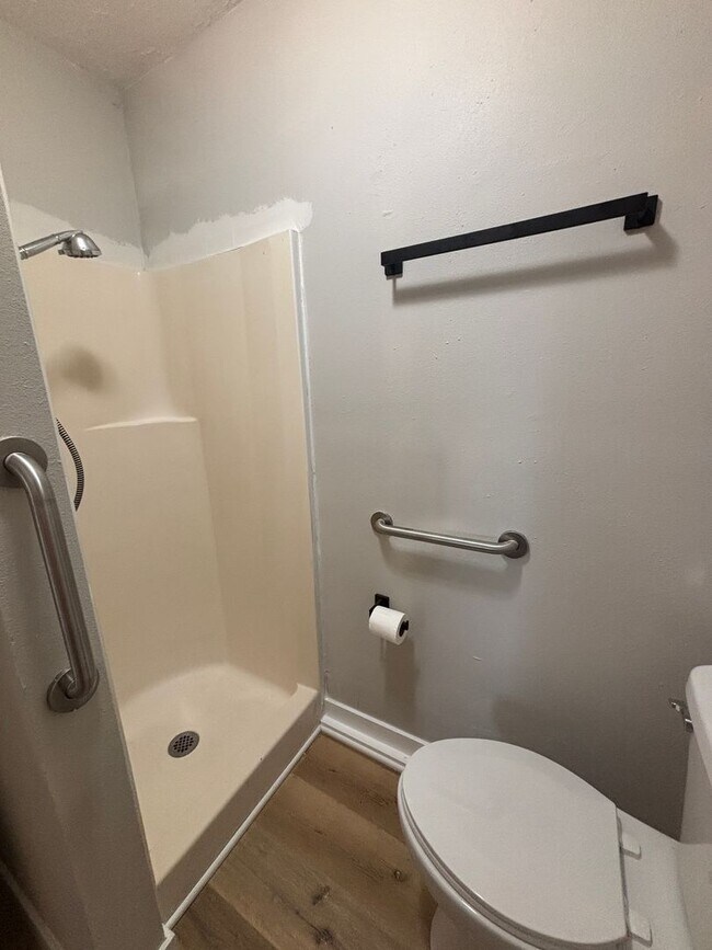 Building Photo - Newly Renovated 2 Bed 1 Bath Apt Move In Special!!