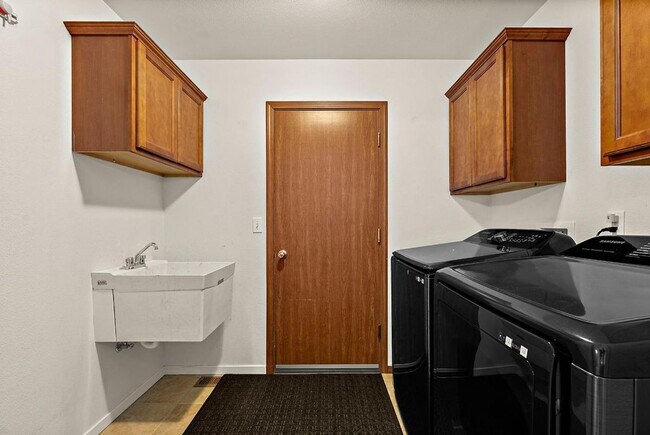 Building Photo - Spacious 3-Bed Home w/ AC, RV Parking & Hu...