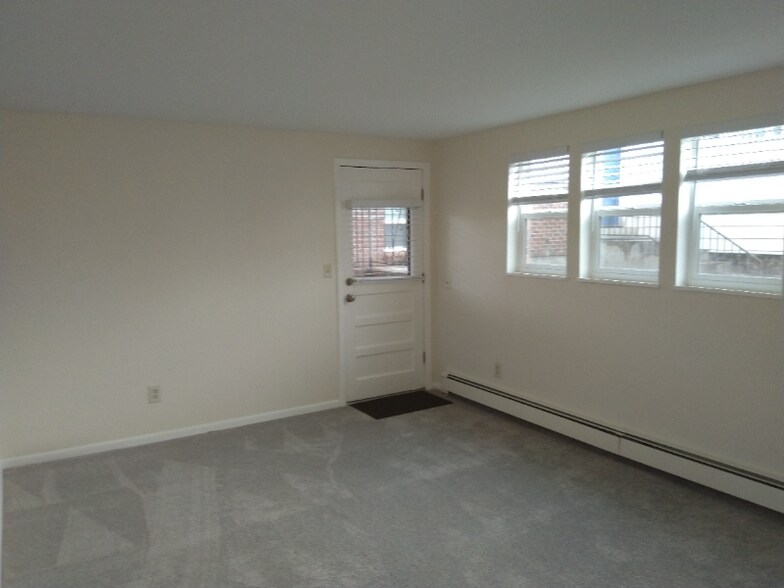 Building Photo - 8848 W Jewell Ave