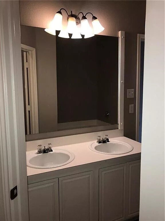 Building Photo - Updated 4 bed single Story home