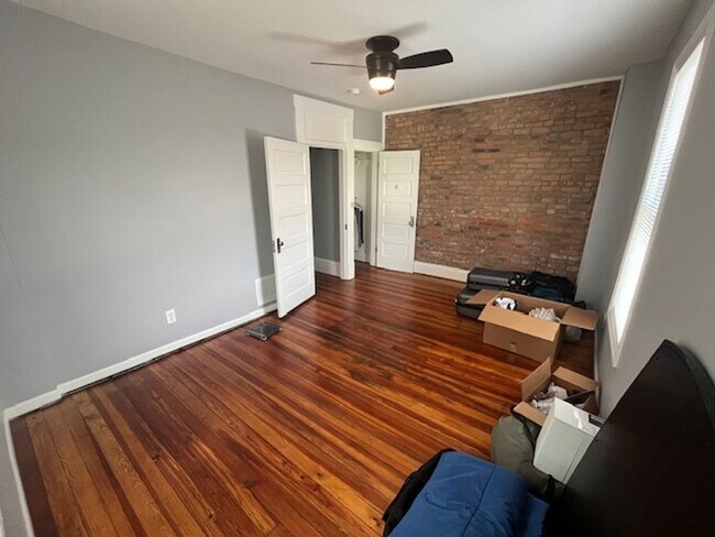 Building Photo - Spacious 3 bed, 1.5 bath duplex