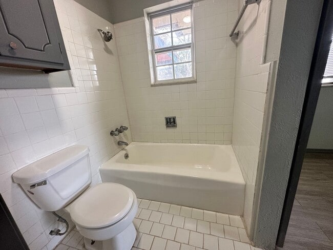 Building Photo - 2 bed unit okc