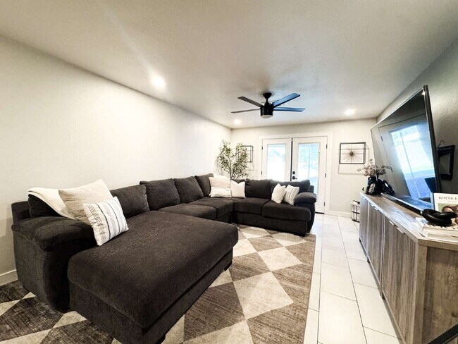 Building Photo - "Newly Renovated 3-Bed, 2-Bath Condo in Yuma!"