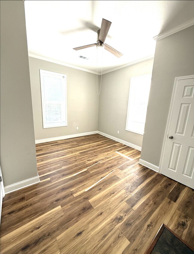 Building Photo - Grove St