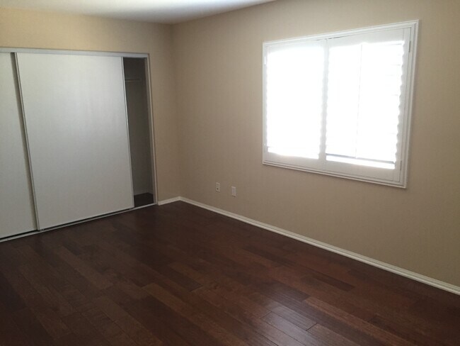 Building Photo - Executive Home!