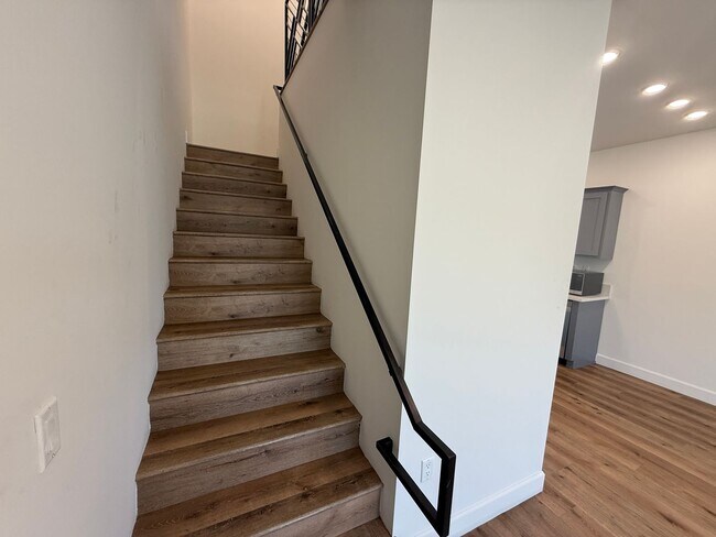 Building Photo - Beautiful 3-Bedroom Townhome in Sherman Oaks!