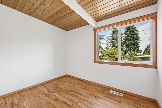 Building Photo - Beautifully Remodeled 3 Bed/2 Bath Edmonds...