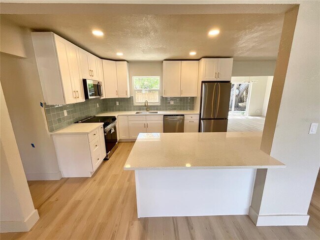 Building Photo - 644 Manor Dr W