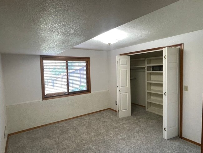 Building Photo - Spectacularly HUGE 6BD Home with Panoramic...
