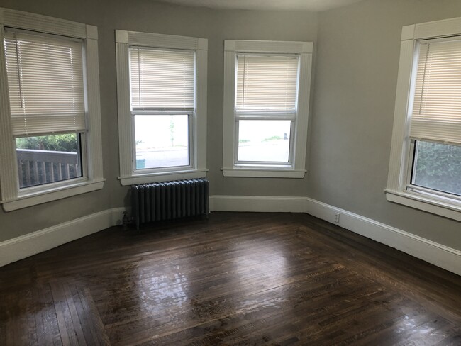 Living room - 67 Lake View Ave