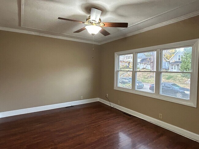 Building Photo - 3 bedroom 1 bath home in Moline