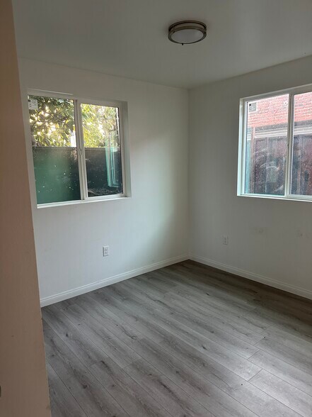 Building Photo - 1351 E 41st Pl