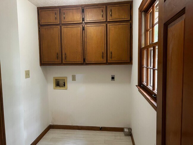 Building Photo - 380 Hidden Valley Dr SE