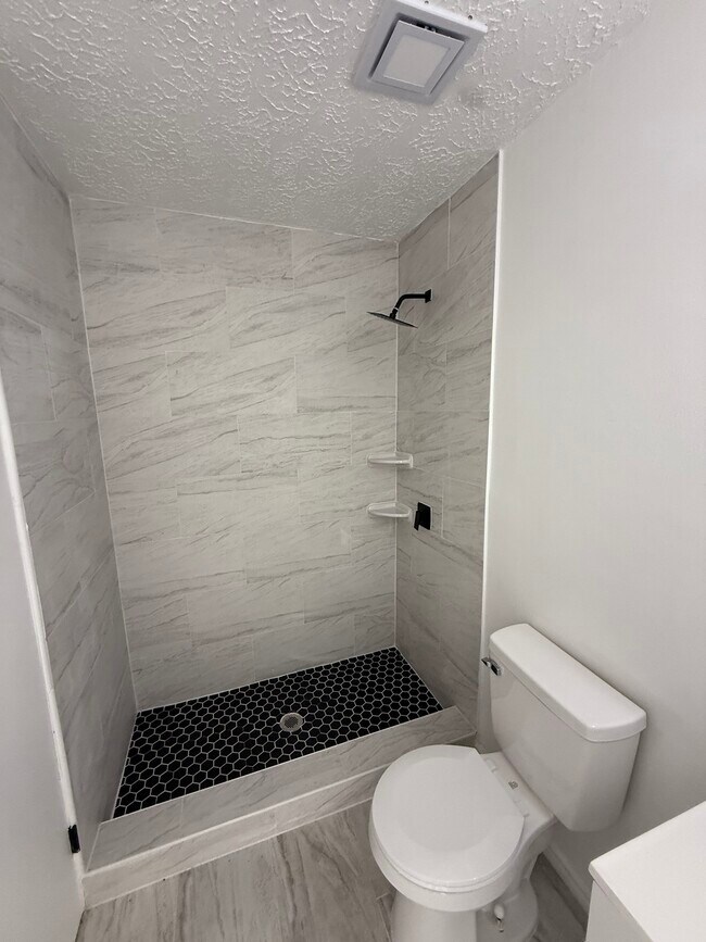 Building Photo - 402 Tresvant Dr