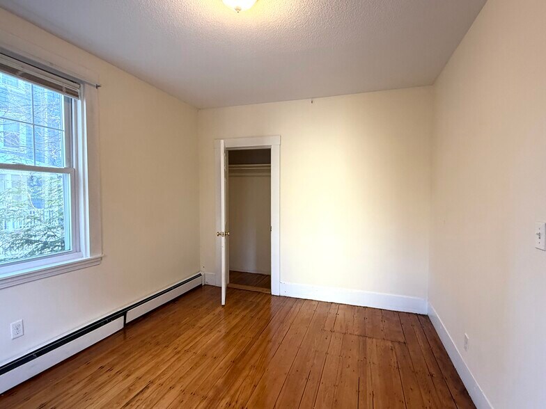 Building Photo - 19 Roberts St