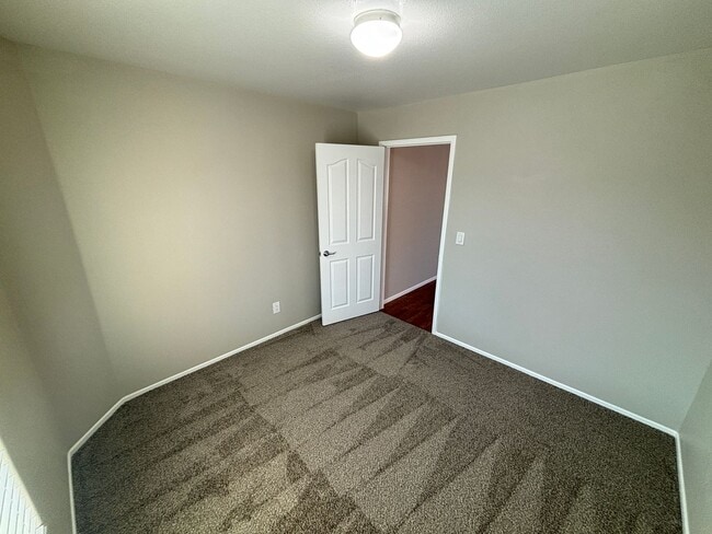 Building Photo - Gorgeous 6Bed/5Bath/4Car, 2-Story Home located in the Mountains Edge