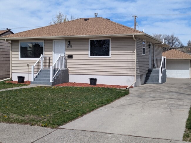 Building Photo - 1823 Alderson Ave