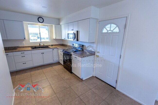 Building Photo - 5706 E Des Moines St