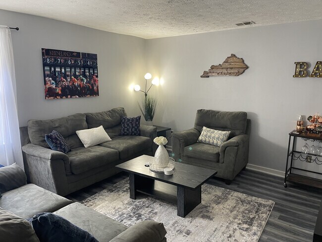 Building Photo - 123 Montmullin St