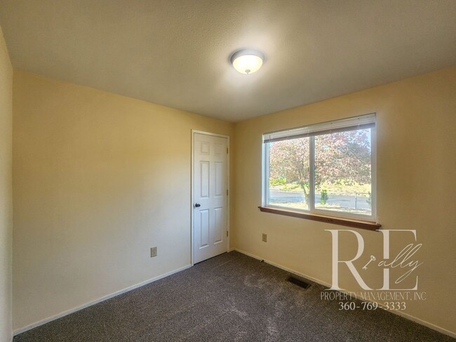 Building Photo - Spacious 4-Bedroom Rambler with Fenced Yar...