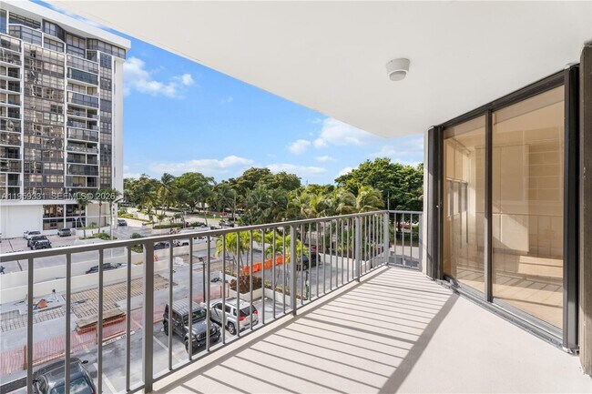 Building Photo - 1901 Brickell Ave