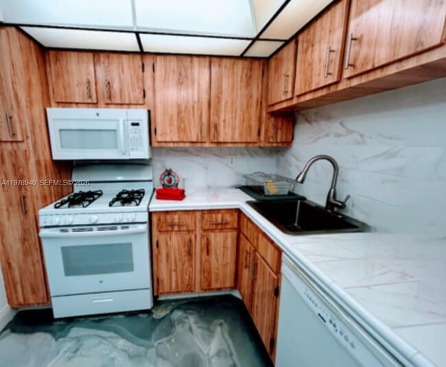 Building Photo - 2030 S Ocean Dr