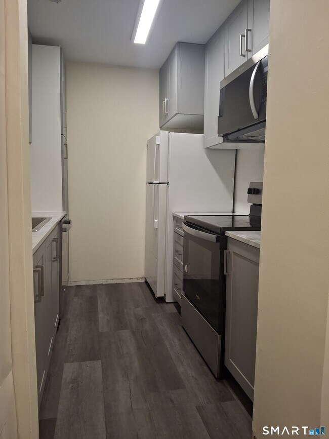 Building Photo - 393 Laurel Ave