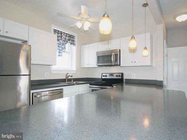 Building Photo - 22 N Market St