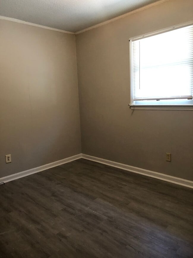 Building Photo - MOVE-IN READY!