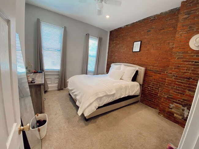 Building Photo - 1528 Bainbridge St