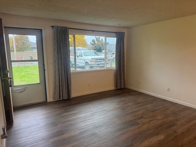 Building Photo - Large 2 bedroom duplex