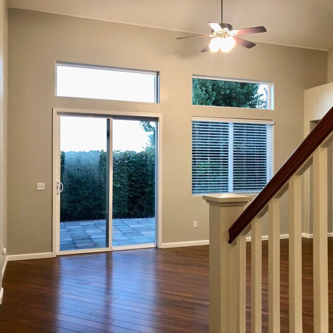 Building Photo - $2,695 Shepherd & Clovis, 3 Bed +Loft, Bea...