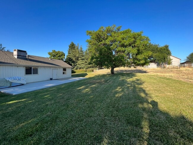 Building Photo - Three Bedroom Two Bathroom Large Garage in...