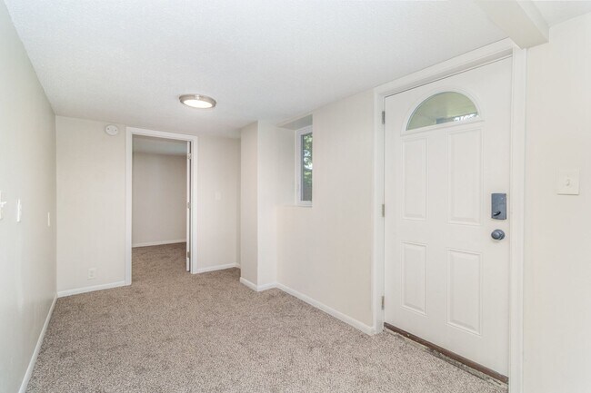 Building Photo - Spacious 5bed|2bath Home w/ Large Backyard & Garage