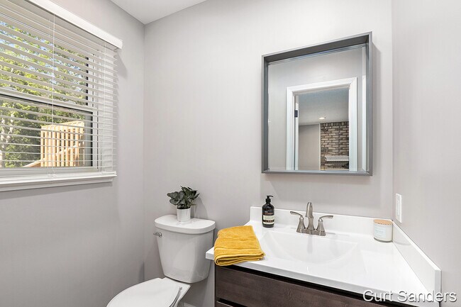 Building Photo - 2513 Longmeadow St NW