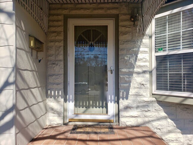 Building Photo - Charming Bunglow in Delaware Neighborhood Close To MSU & Mercy Hospital