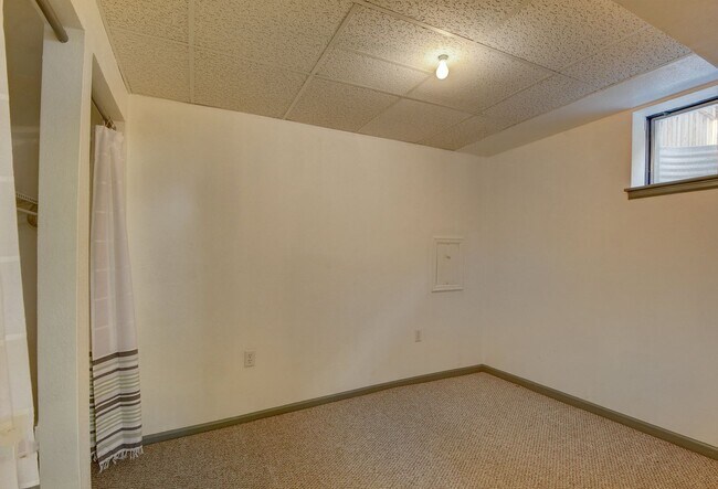Building Photo - 4 bedroom, 3 bath home with 2 car garage