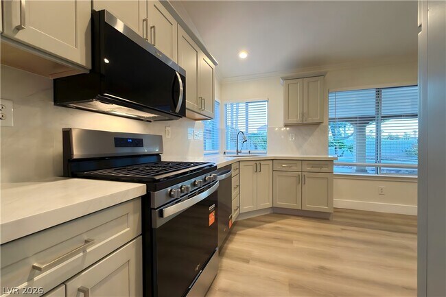 Building Photo - 443 Compo Ave