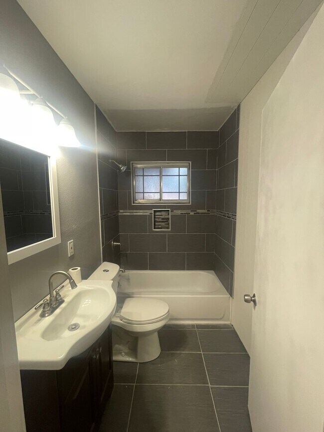 Building Photo - Woodlawn Estate – Updated 3 Bedroom Home f...
