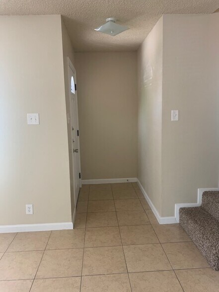 Entry Way - 2010 Kirksey Dr