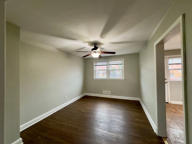 Building Photo - Spacious 3Bed/1.5Bath in Woodlawn