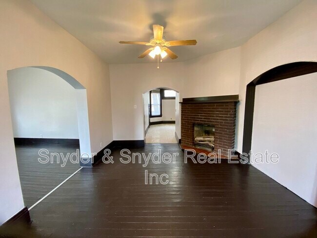 Building Photo - 390 Doyle St