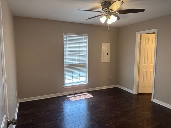 Building Photo - 1901 S 15th St